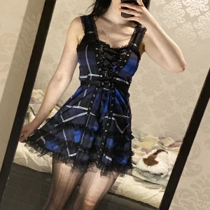 Blå Alternativ Klänning - Fin Klänning som tyvärr inte kommer till användning. Det står XL men det är asian size, så jag skulle bedöma den som M i europeisk standard. Jag har vanligtvis XS men den kan säkert passa storlek S fint eftersom den är justerbar. Köpt här på Plick. 