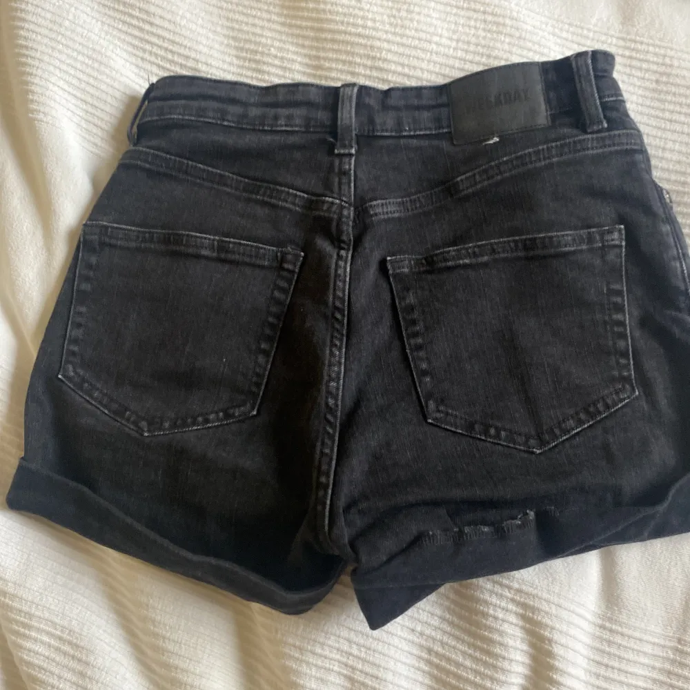 Säljer dessa svarta jeanshorts från weekday i mxyket bra skick🖤 öppen för prisförslag 🫶. Shorts.