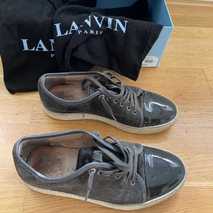 Lanvin cap-toe sneaker  - Säljer mina lanvin captoe i färgen elephant grey.  Skorna är i ett använt skick men funkar fortfarande bra.  Köpa på nk i Stockholm för 4200kr  Storlek 8 vilket motsvarar 41. Men sitter som en 42a.   Allt og finns kvar dvs dustabag o kartong