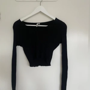 Svart topp - En topp från Nelly i storlek S. Den är endast använd 1 gång.