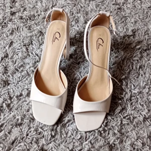 Klacksko - Hej jag säljer ett par fina klackskor från skopunkten. Dom är köpta för 400kr och jag säljer dom för 150+frakt. Köparen står för frakten.