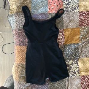 Sport-Bodysuit & jumpsuit - Snygg svart Bodysuit/jumpsuit från shein köpt för 140kr, helt oanvänd! Dm vid fler frågor🩷