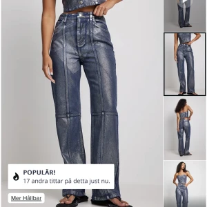 NA-KD Jeans - Säljer på grund av att jag råka beställa två par. Är 170cm och de passar bra i längden. Köpta för 399kr men säljer för 200kr då det aldrig är använda utan enbart testade