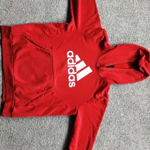 Adidas hoodie röd, bra skick, storlek 164