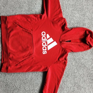 Adidas Hoodie Röd - Adidas hoodie röd, bra skick, storlek 164