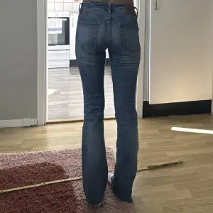 jeans i storlek 25/32 gylfen är lite trasig med går att använda ändå. Jag är 156cm lång, pris går att diskutera! 