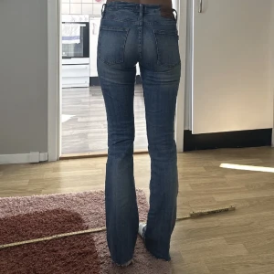 Crocker jeans - jeans i storlek 25/32 gylfen är lite trasig med går att använda ändå. Jag är 156cm lång, pris går att diskutera! 