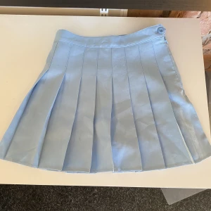 söt kjol - jättesöt kjol i storlek s! midjemått-33cm rakt över längd- 38cm. dragkedja på sidan och inbyggda shorts. vet ej vart den är ifrån men endast använd 2 ggr. (tvättas innan den skickas)