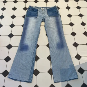 Coola byxor - Byxor med coola detaljer tyvärr lite för långa för min smak. Midjemått tvärs över 40cm innerbenslängd 82