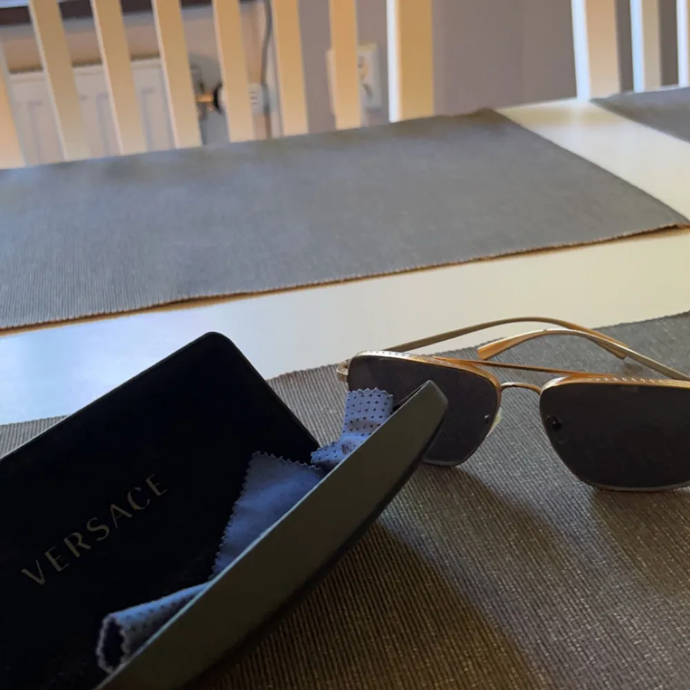 Versace solglasögon i perfekt skick. Använda i en halv sommar.. Övrigt.