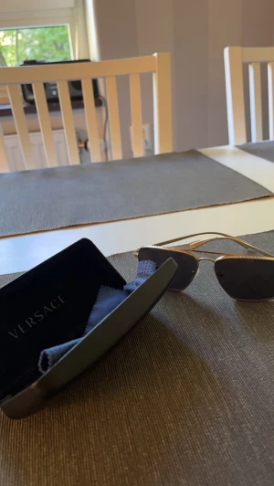 Versace solglasögon  - Versace solglasögon i perfekt skick. Använda i en halv sommar.
