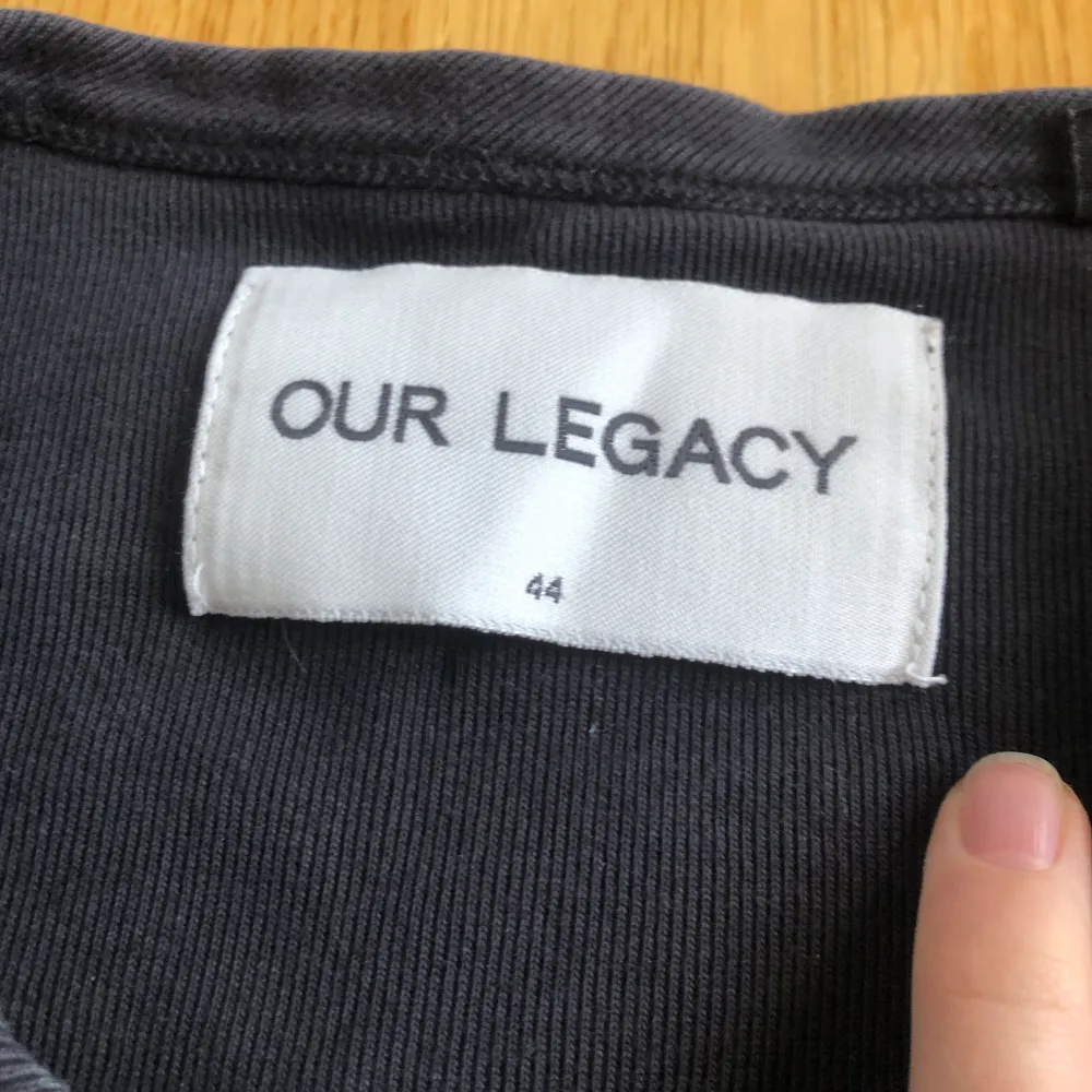 Snygg och skön our legacy longsleeve. Storlek ca men skulle säga att den sitter som en small.. T-shirts.
