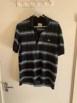 Lacoste piké  - En fin lacoste piké i randigt mönster!