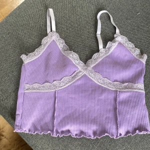 Lilla h&m topp - En jätte gullig lila topp som jag är ganska säker inte går att köpa längre. Nästan oanvänd inga defekter (kan bara ta betalt via Swish!!!)