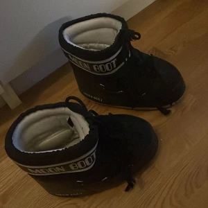 Moonboots  - Sälja as snygga moonboots pga kommer inte till användning köptes förr förra vintern. Köpta för 1000kr mitt pris 750kr!!❤️ kan gå med på 700 i snabb affär 