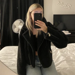 Teddy jacka  - Teddy jacka från NA-KD, perfekt nu till hösten o vintern, super varm o mysig. Använd under en vinter men är näst intill i nytt skick🥰 köpt för 699kr