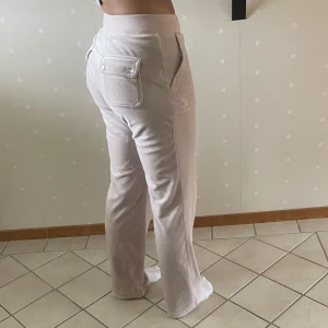 Juicy Couture - I färgen almond blossom 🩷 Tappat en silvrig grej på snöret men satt dit en annan så det syns ej 🙂