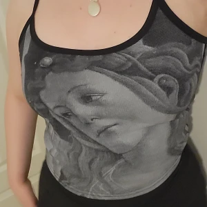 Coolt linne - Köpt på plick. Skönt material. Fin kvalite. 🖤 Använd gärna köp nu🖤