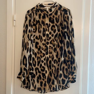 Blus - Jätte fin leopard blus, i storlek L från H&M. Är i bra skick. 