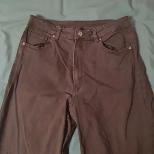 High-waisted byxor - Dom här är lite sönder längst ner. Jag kan inte skicka paket :/ men om due intresserad kan vi träffas i tc.