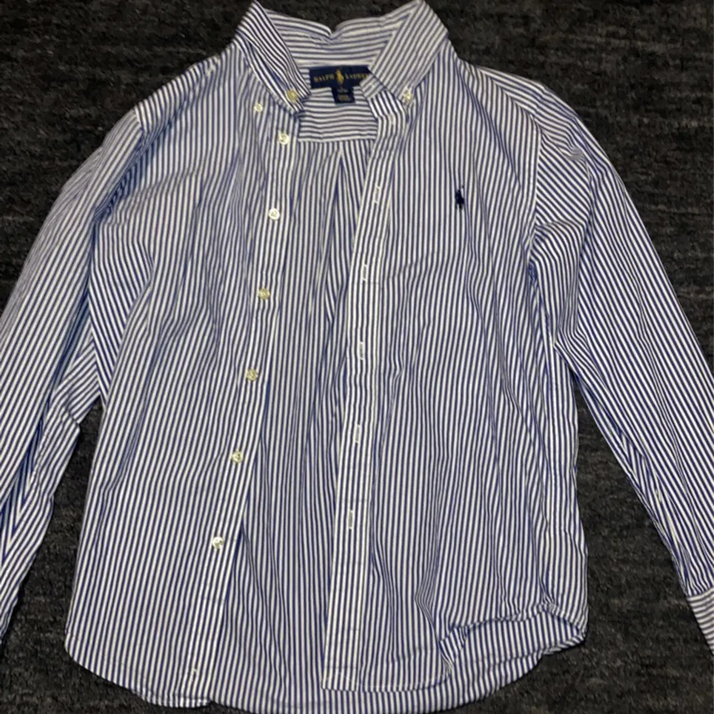 Säljer denna fina Raffe skjortan. Storlek L(14-16) - Passar XS. Skjortan är i väldigt bra skick. Nypris ca 1000kr - mitt pris - 249kr. Obs! I samband med köp av en annan skjorta i min profil landar de på 200kr/st. Skriv vid frågor!. Skjortor.