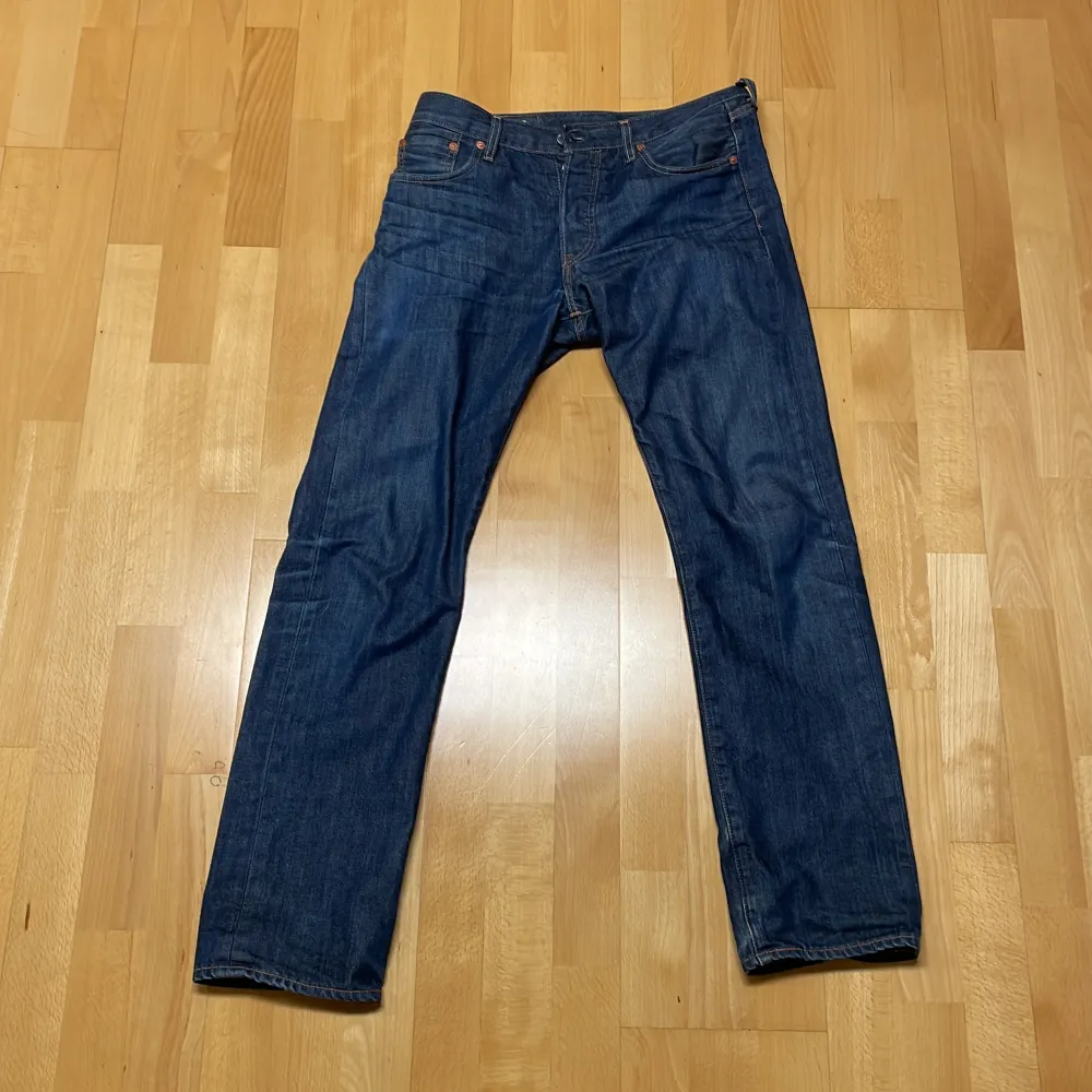 Snygga mörkblå Levis jeans med bra passform och funkar för det mesta.. Jeans & Byxor.