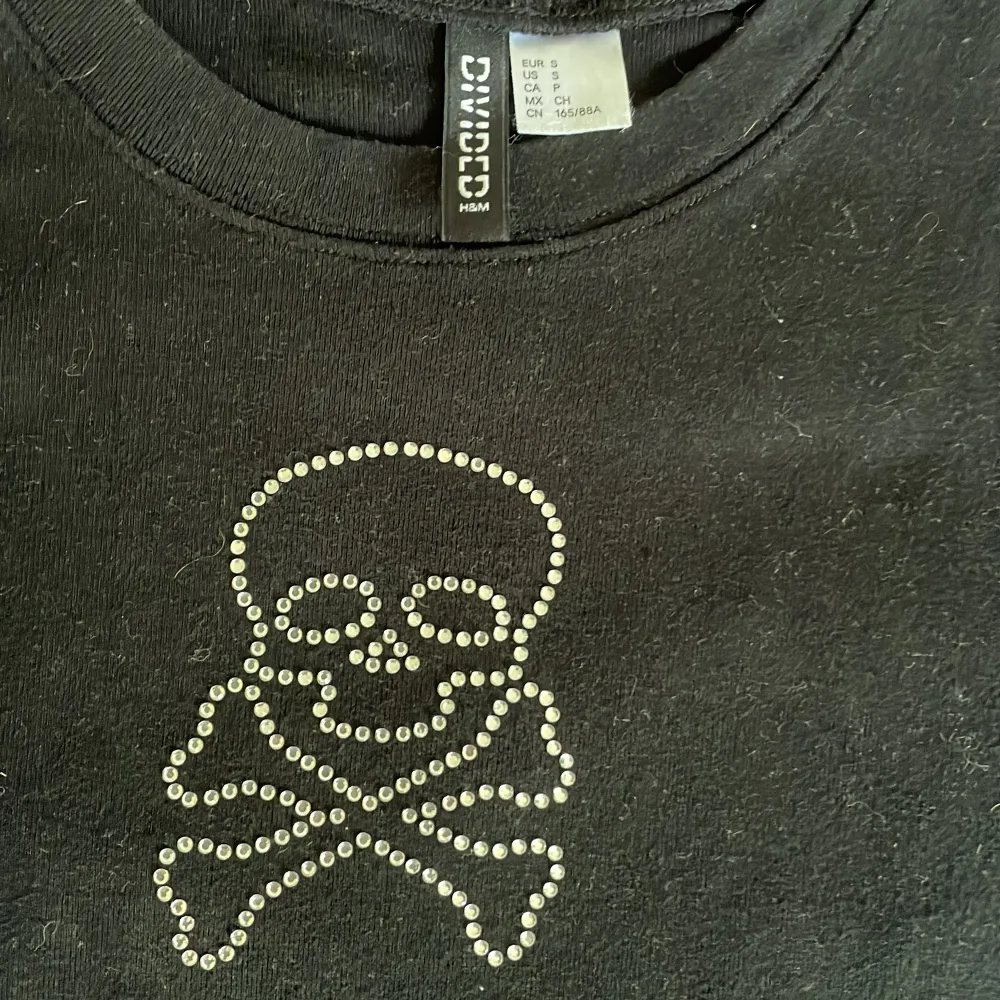 Skön t-skirt med diamant stenar på från hm💎 Sitter tajt. Jättebra skick. Säljer för att den inte andvänds.❤️. T-shirts.