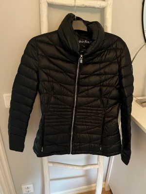 Jacka Calvin Klein  - Jättefin tunn dunjacka från Calvin Klein köpt i USA 🇺🇸 för några år sedan. Den har en jättegullig volang i ryggen som man också kan spänna runt midjan beroende på hur man vill att den ska sitta. Använd några gånger bara. 