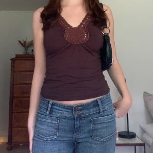 Brunt linne - Topp med virkad detalj kring halsen, från okänt märke! 💞