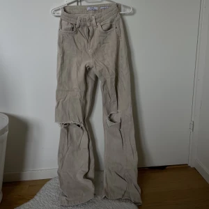 Jeans - Beigea högmidjade jeans ifrån Bershka i Strl 32