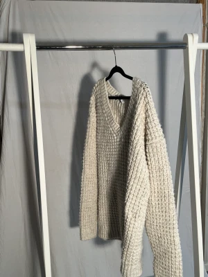 Stickad tröja Zara - As snygg stickad tröja från Zara. Säljer pga har för många liknade. Sitter assnyggt oversized. Perfekt till hösten! Nypris 600