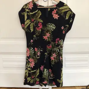 Blommig playsuit från Dorothy Perkins, strl 38/UK size 10. Skulle säga att den är rätt stor i storleken. 