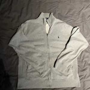 Ralph Lauren Zip - Säljer min ralph lauren zip då den är lite stor. Använd men ingenting som syns. Storlek M. 