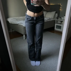 Lågmidjade raka jeans - Super snygga jeans från weekday, superbra passform Säljer pga rensar❤️