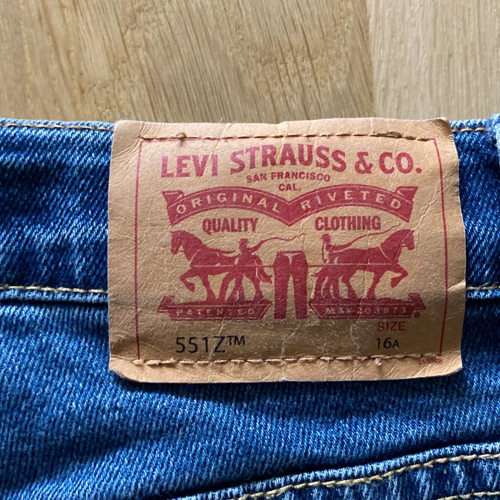 Säljer mina blåa Levis jeans i topp skick eftersom dem inte passar längre. (Pris kan diskuteras vid snabb förhandling). Jeans & Byxor.