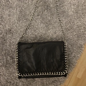 Tiamo Väska -  Säljer min svarta Tiamo väska för den ej kommer till användning längre, inga större synande defekter. Pris kan diskuteras 