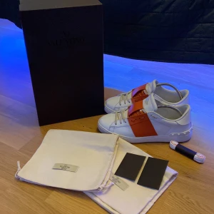 Valentinos  - Valentinos köpa på cettire för 5200kr  Skick 8/10 du får med alla tillbehör Är storlek 40 men passar upp till 41.5  kan byta mot svara eller blåa