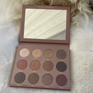 CAIA ögonskugga palett - CAIAS ögonskugga palett, de flesta va skuggorna är aldrig använda medans några är använda ett fåtal gånger men säljer för färgerna inte passar mig. 🤍