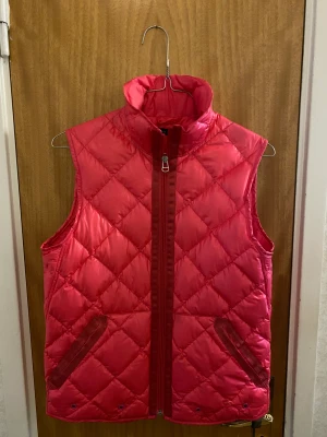 Dunväst från Ralph Lauren - Rosa dunväst från Ralph Lauren blue label. 80% dun och 20% fjädrar i storlek S.