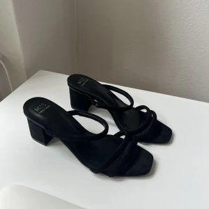 Svarta klackskor  - Svarta klackskor, aldrig använda.