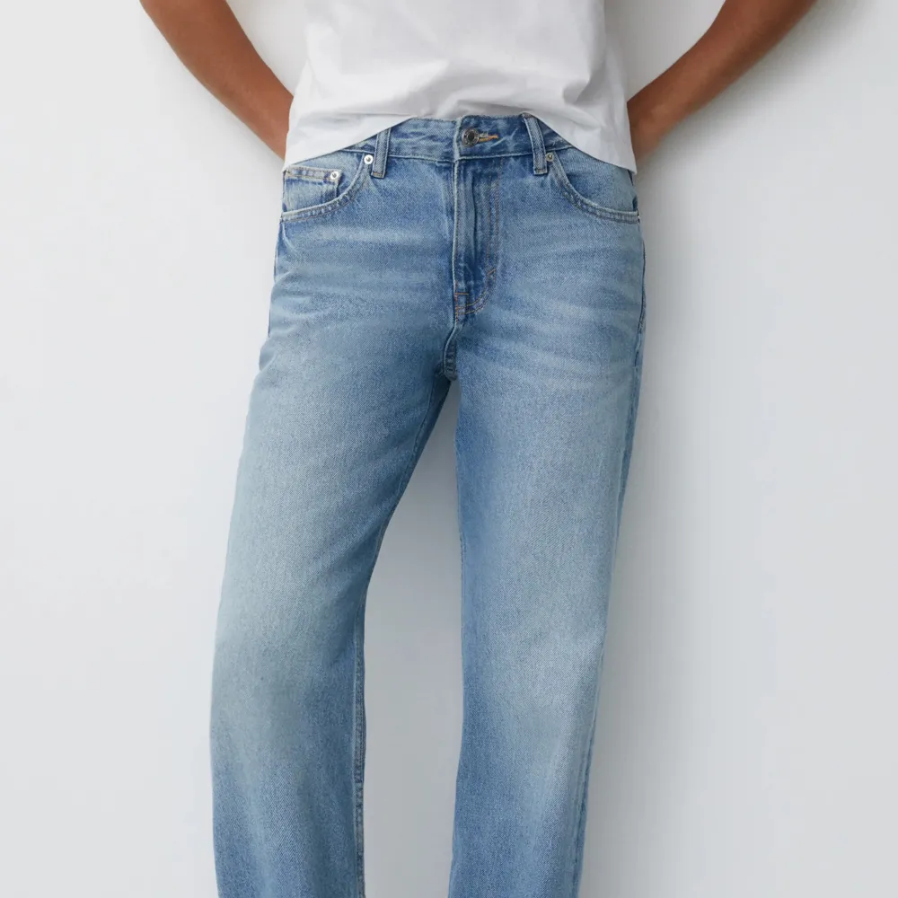 Blå jeans från pull&bear. Gick upp 2 storlekar för att få dem väldigt baggy, men blev mycket för stora. Jeansen är storlek 42.. Jeans & Byxor.
