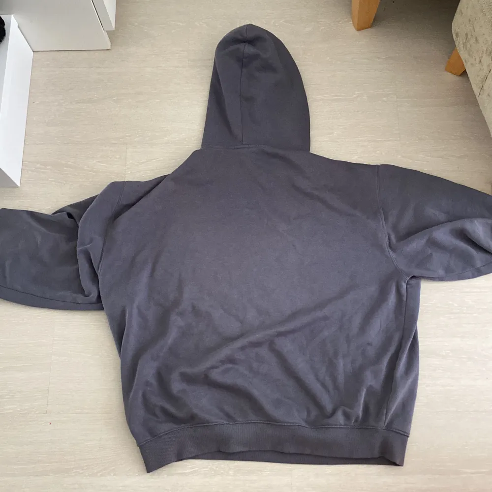 En lila/grå hoodie från Weekday. Som är riktigt cool som har nyanser mellan grått och lila som ändras i olika ljus. Storlek S men den är väldigt oversized. Nypris 380kr. (Pris kan diskuteras). Hoodies.