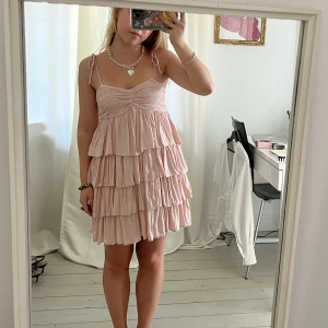 Finaste volangklänningen - Såå sjukt fin eftertraktad, slutsåld volangklänning 🩷🩷