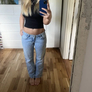 Weekday jeans - Lågmidjade jeans i modellen arrow. En skitsnygg ”washed” blå färg. Perfekt längd på mig som är 163. Inga skador eller defekter