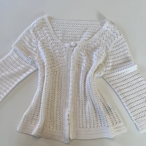 Söt virkad topp - Jättefin virkad topp, använd men helt utan defekter. Jättemysig och söt till allt. Bomull och akrylblandning. Vet tyvärr inte vilket märke eller storlek men passar alla från XS- M. 