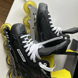 Inlines junior - Bauer RS - Säljer mina inlines som knappt är använda. Storlek 40 tror jag, men tyvärr saknas lapp så är osäker.
