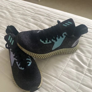 Ett par fina Adidas  - Säljer min adidas skor som är så sköna och bekväma Färgen är blålila