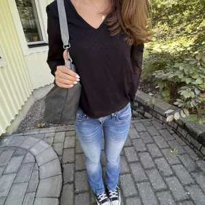 Fin blus från Only - Säljer denna fina blus från ONLY då den inte kommer till användning💕Blusen är bara använd en gång och är därför i nyskick. Den är i storlek S.