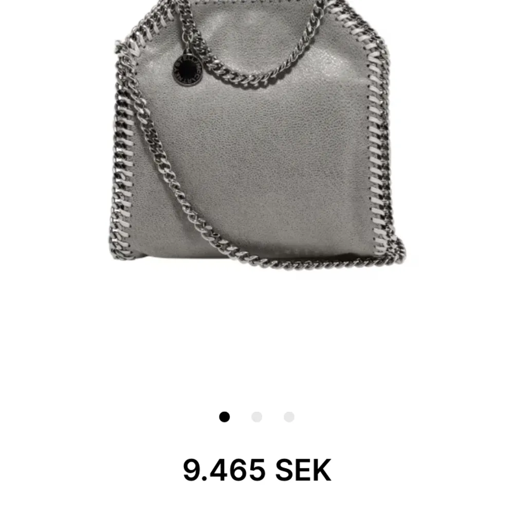 Min älskade Stella McCartney väska i modellen tiny tote!! Nyskick i ljusgrå!🤩🤩💋såå snygg!! Äkthetsbevis finns! Nypriset är 9500kr!. Väskor.