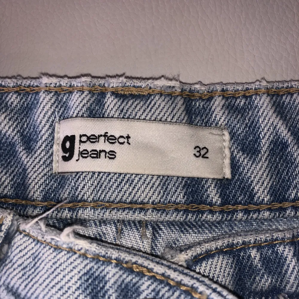 Jättefina ljusblåa jeans med vida ben från Gina Tricot🤍Passar bra i längden på mig som är 174. Storlek 32. . Jeans & Byxor.